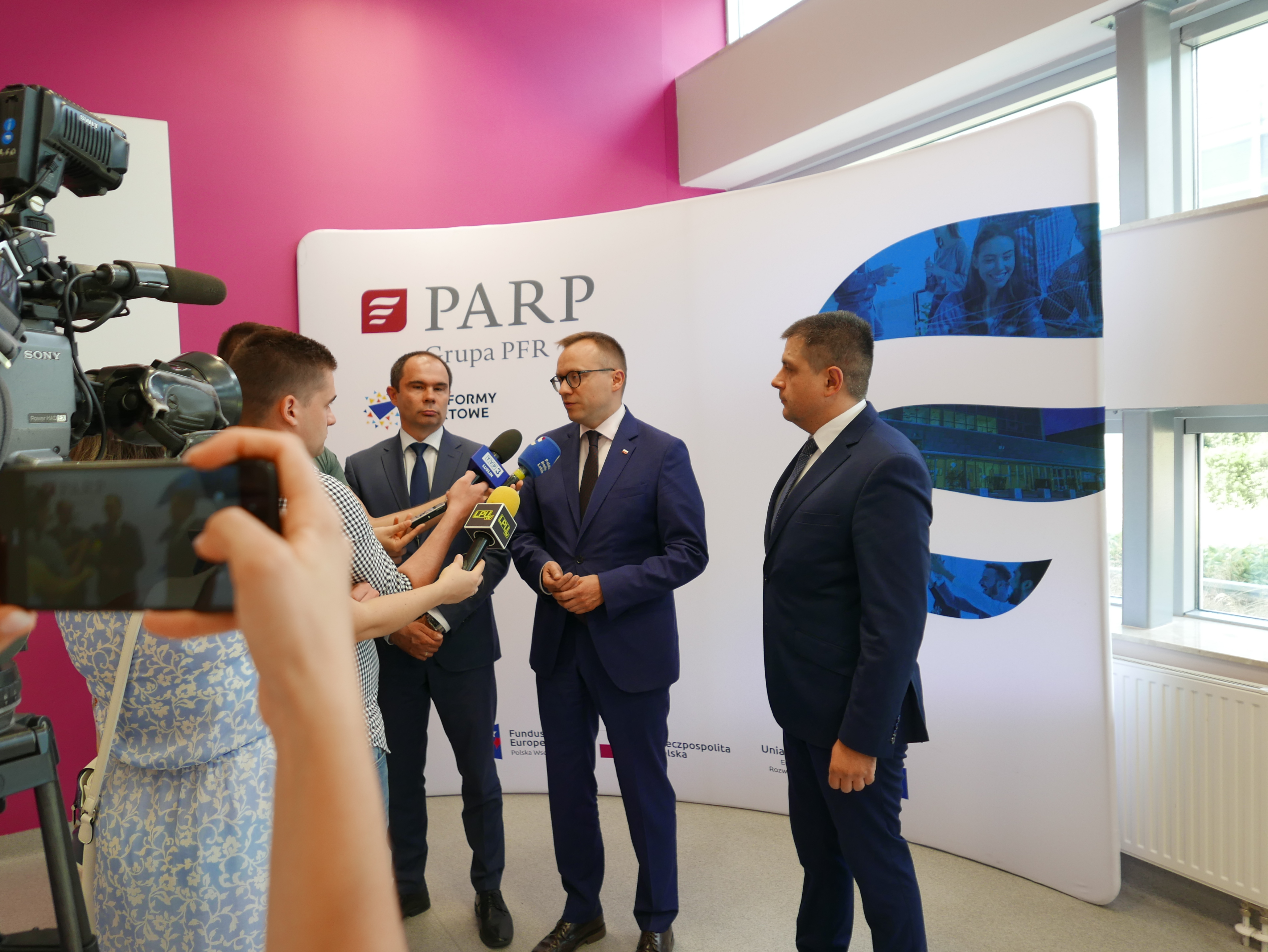 wiceminister Artur Soboń mówi dziennikarzom jakie możliwości dają platformy startowe przedsiębiorcom