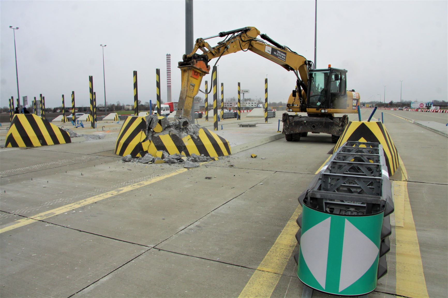 rozbiórka wysepek Placu Poboru Opłat Pruszków w ciągu autostrady A2 pod Warszawą