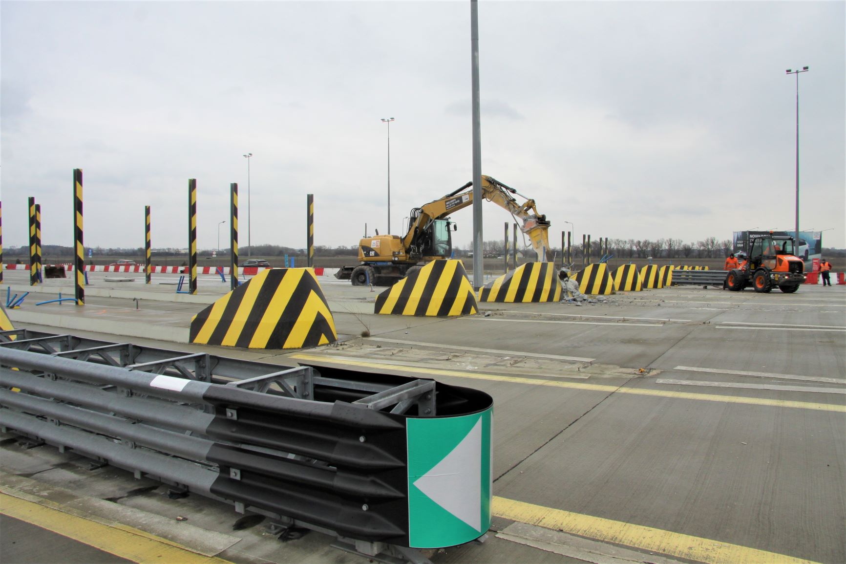 rozbiórka wysepek Placu Poboru Opłat Pruszków w ciągu autostrady A2 pod Warszawą