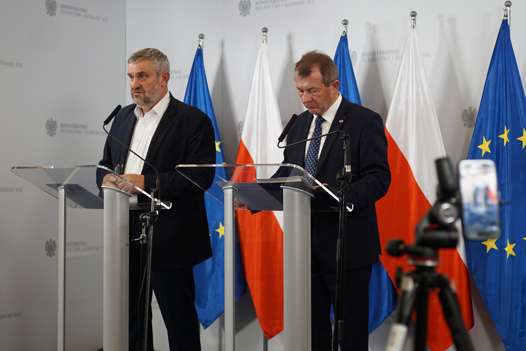 Minister Jan Krzysztof Ardanowski i Główny Lekarz Weterynarii Bogdan Konopka odpowiadają na pytania dziennikarzy