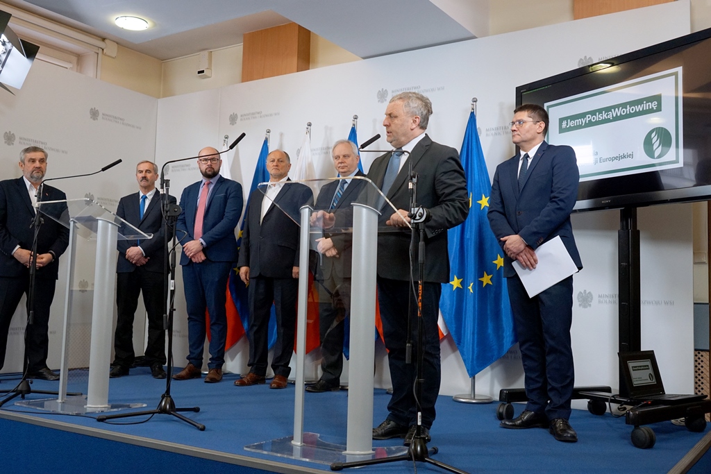 Prezes KRIiR Wiktor Szmulewicz i inni uczestnicy konferencji MRiRW