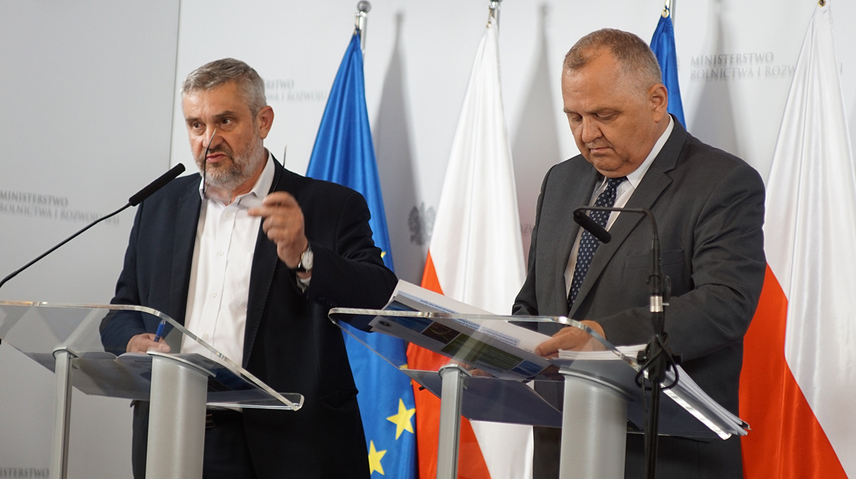 Minister Ardanowski i podsekretarz stanu Ryszard Zarudzki podczas konferencji