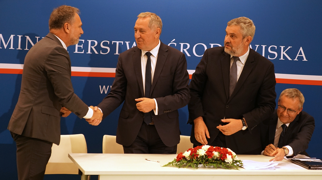 Minister Ardanowski oraz Minister Środowiska Henryk Kowalczyk podczas podpisywania porozumienia