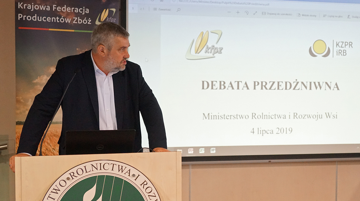 Minister Ardanowski przemawiający podczas debaty przedżniwnej