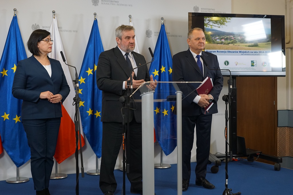 Minister J.K. Ardanowski, podsekretarz stanu R. Zarudzki oraz prezes ARiMR M. Fajger