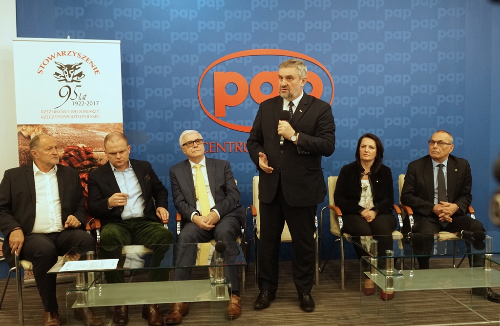Minister rolnictwa podczas konferencji na temat sytuacji branży mięsnej w Polsce
