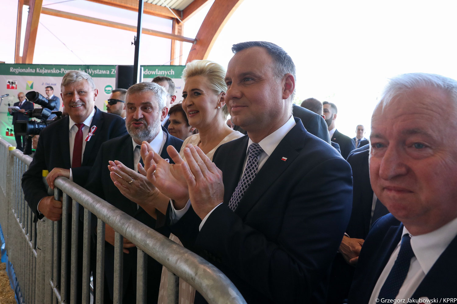 Para Prezydencka i min. J.K. Ardanowski podczas zwiedzania wystawy fot. G. Jakubowski / KPRM