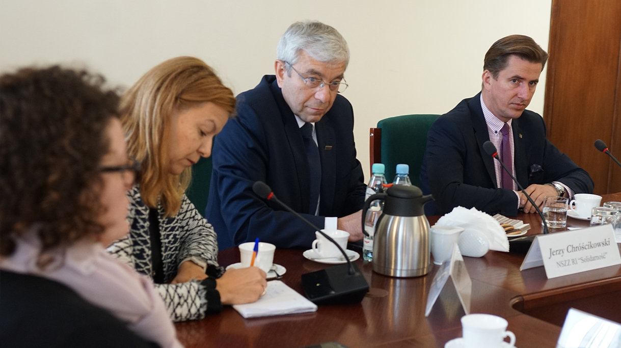 Podsekretarz Stanu Rafał Romanowski i Senator Jerzy Chr&oacute;ścikowski z uwagą słuchają wypowiedzi uczestnik&oacute;w spotkania