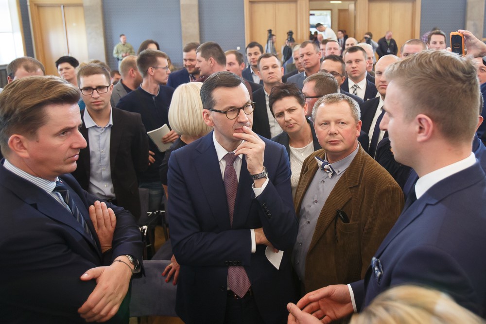 Premier M. Morawiecki oraz wiceminister R. Romanowski podczas spotkania z młodymi rolnikami (Fot. Krystian Maj KPRM)