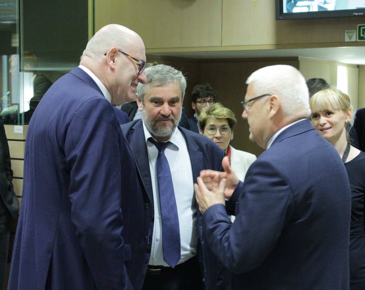 Rozmowy w przewie obrad