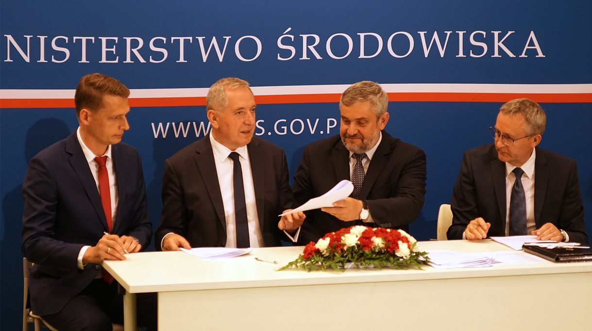 Uroczyste podpisanie porozumienia podczas konferencji