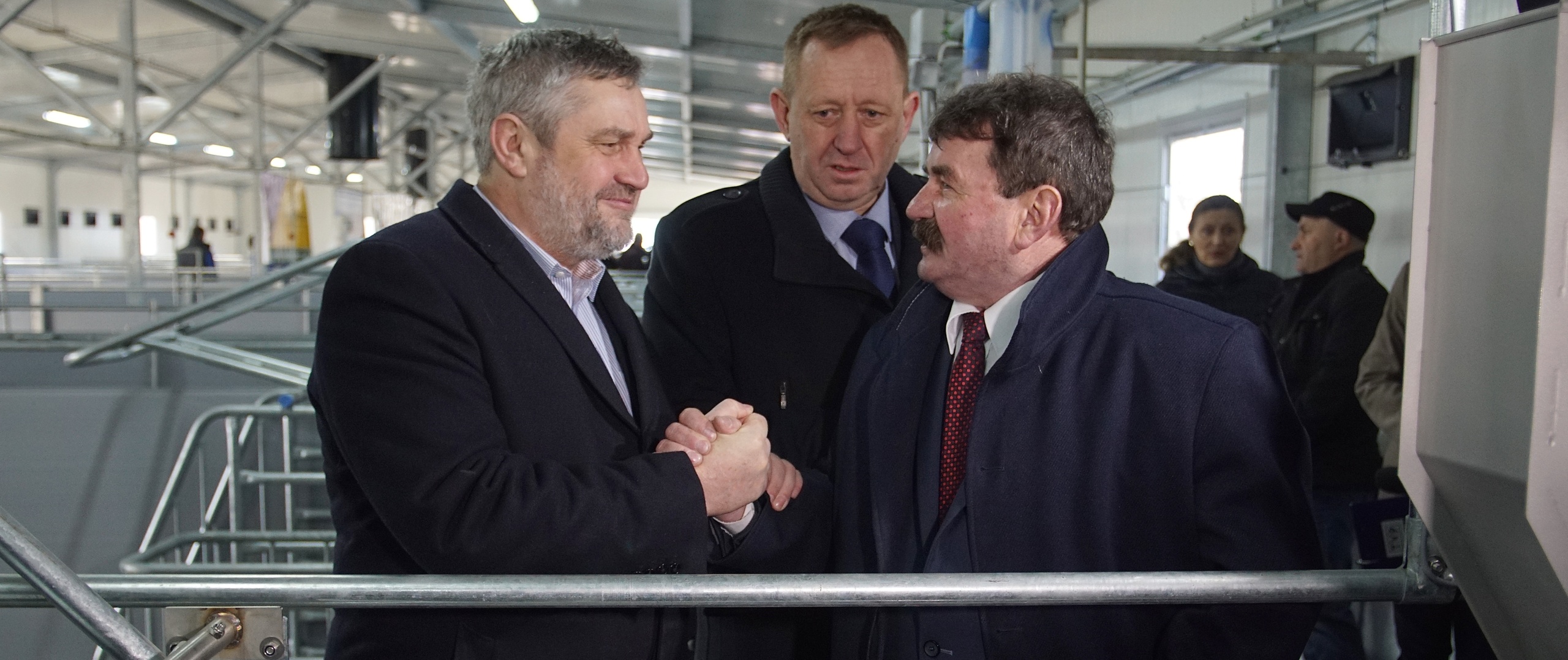 Minister J.K. Ardanowski w towarzystwie właściciela chlewni