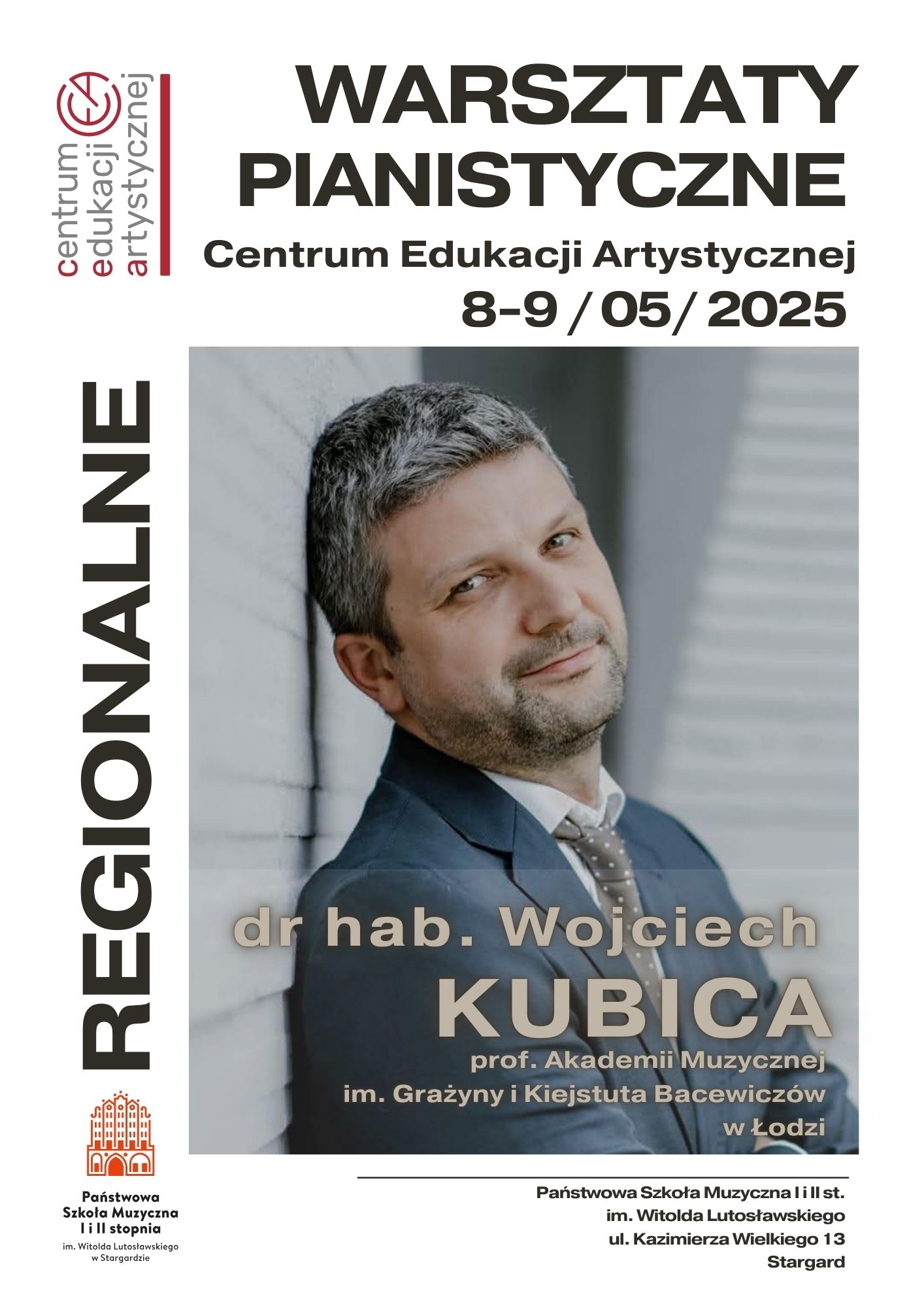 Plakat Regionalnych Warsztatów Pianistycznych CEA z drem hab. Wojciechem Kubicą w dniach 8 do 9 maja 2025. Tło plakatu jest białe, a w jego centralnej części znajduje się zdjęcie pana doktora, który stoi oparty o jasną ścianę i spogląda przez ramię w prawą stronę. Profesor lekko się uśmiecha, ubrany jest w ciemny gołębi garnitur, białą koszulę oraz szary krawat w kremowe kropki. 