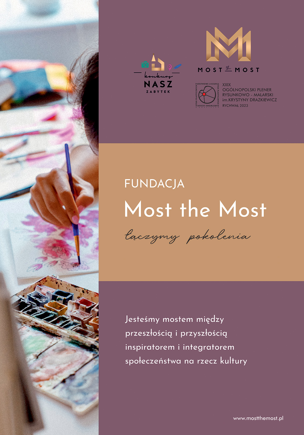 Grafika przedstawia plakat jednego z patronów XXIX Pleneru Ogólnopolskiego, Fundacji Most the Most. Plakat składa się z dwóch części. Z lewej strony wąski wycinek fotografii przedstawiającej palujące dziecko na podłodze. Z prawej strony trzy kolorowe aple. Pierwsza koloru wiśniowego, środkowa złotego i ostatnia dolna również wiśniową. Na pierwszej apli znajdują się loga patrona Most the Most, Nasz zabytek oraz PLSP w Kościelcu. W środkowej części na złotym tle napis: Fundacja Most the Most, łączymy pokolenia. Na ostatniej wiśniowej apli napis: Jesteśmy mostem między przeszłością i przyszłością inspiratorem oraz integratorem społeczeństwa na rzecz kultury.