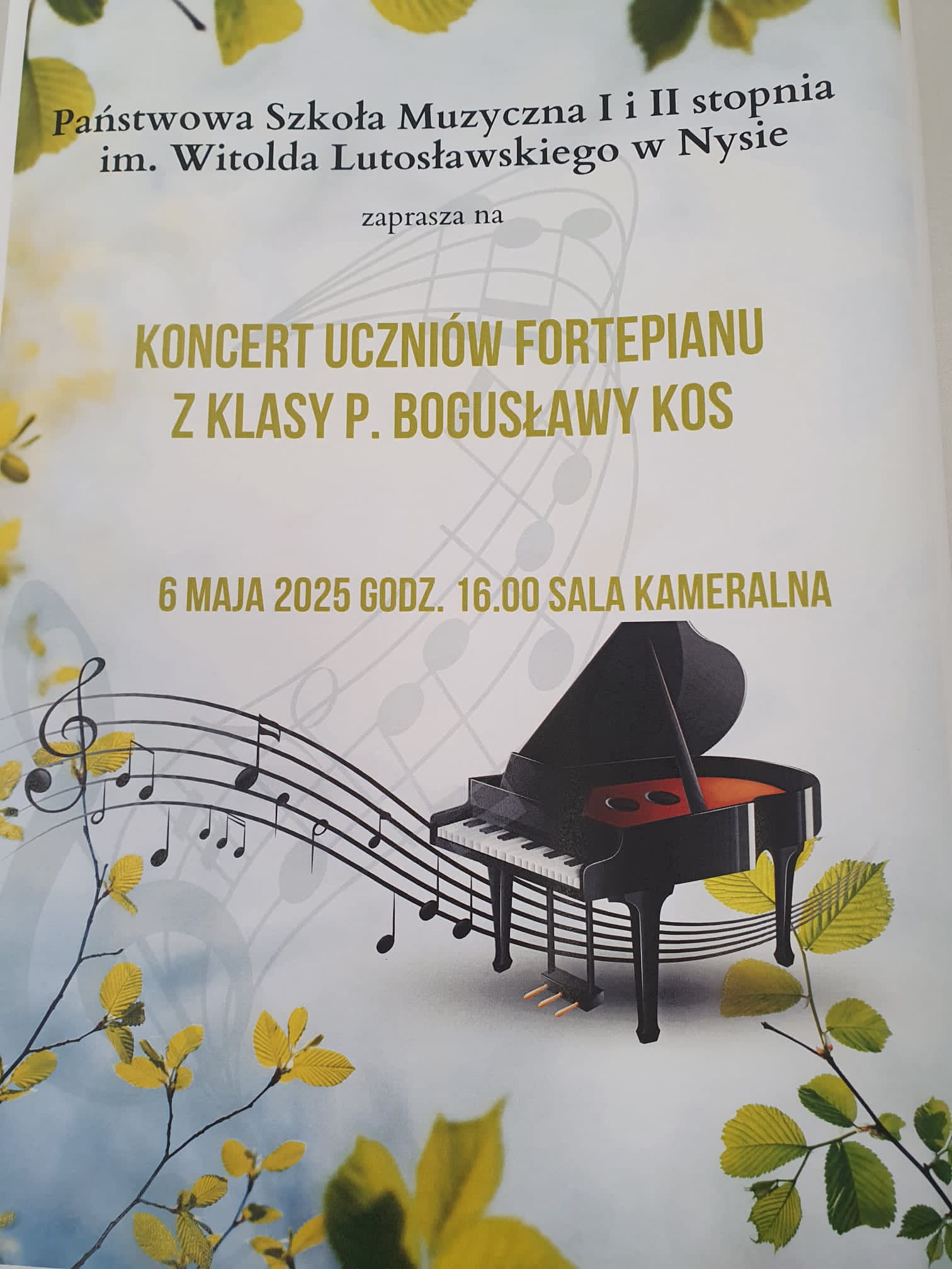 Plakat rysunek fortepianu na tle pofalowanej Pięciolinii z kluczem granitowym i nutami oraz jasnozielonych gałązek z liśćmi treść państwowa szkoła muzyczna pierwszego i drugiego stopnia imienia Witolda Lutosławskiego w Nysie zapraszam na koncert uczniów fortepianu z klasy pani Bogusławy Kos 6 maja 2025 16:00 sala kameralna