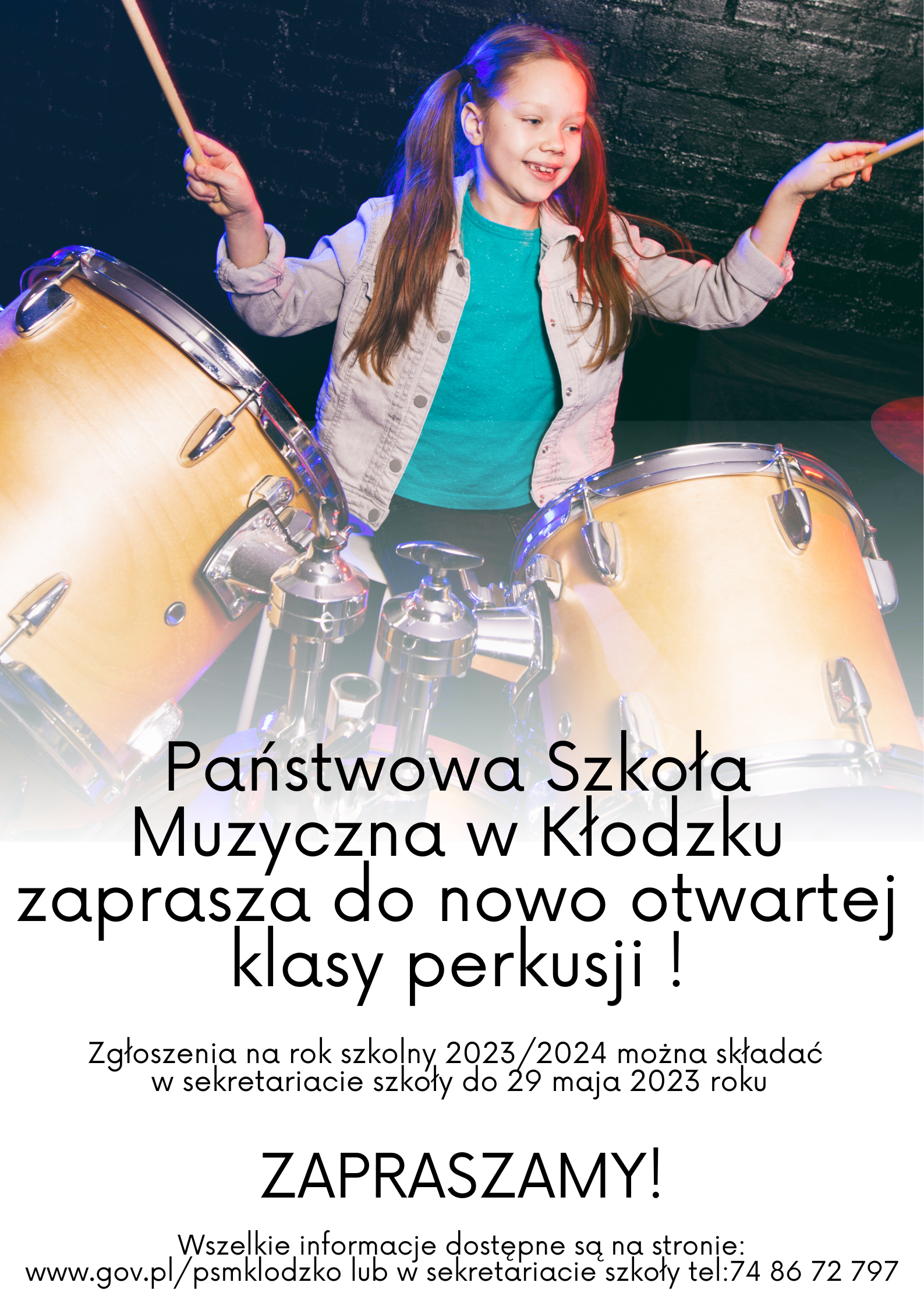 Plakat na białym tle z zdjęciem dziewczynki grającej na perkusji i szczegółowymi informacjami dotyczącymi nowo otwartej klasy perkusji