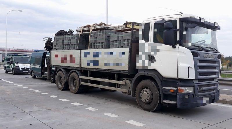 Przeładowana ciężarówka i patrol ITD.
