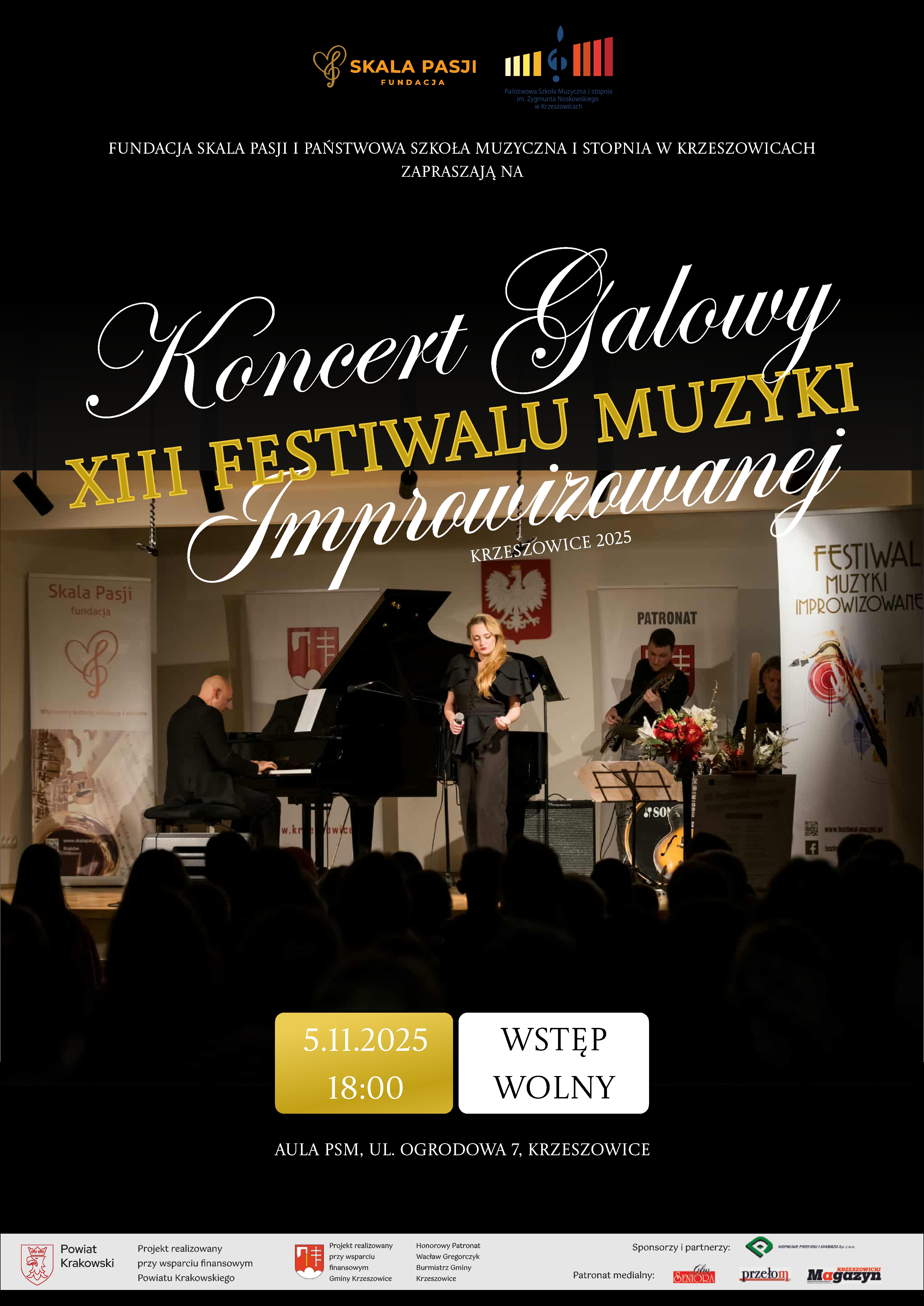 Plakat w ciemnej tonacji z dużym zdjęciem koncertowym – na scenie pianista, wokalistka i kontrabasista. W tle widoczne banery organizatorów i patronów wydarzenia. U góry umieszczono logotypy Fundacji Skala Pasji oraz Państwowej Szkoły Muzycznej I stopnia w Krzeszowicach. Centralny napis informuje o Koncercie Galowym XIII Festiwalu Muzyki Improwizowanej. Treść plakatu: Fundacja Skala Pasji i Państwowa Szkoła Muzyczna I stopnia w Krzeszowicach zapraszają na Koncert Galowy XIII Festiwalu Muzyki Improwizowanej Krzeszowice 2025 5.11.2025 18:00 Wstęp wolny Aula PSM, ul. Ogrodowa 7, Krzeszowice Na dole plakatu umieszczono logotypy i informacje: Projekt realizowany przy wsparciu finansowym Powiatu Krakowskiego Projekt realizowany przy wsparciu finansowym Gminy Krzeszowice Honorowy Patronat: Wacław Gregorczyk, Burmistrz Gminy Krzeszowice Sponsorzy i partnerzy: Kopalnia Porfiru i Diabazu Patronat medialny: Radio Skarabeusz, Przełom, Magazyn Muzyczny