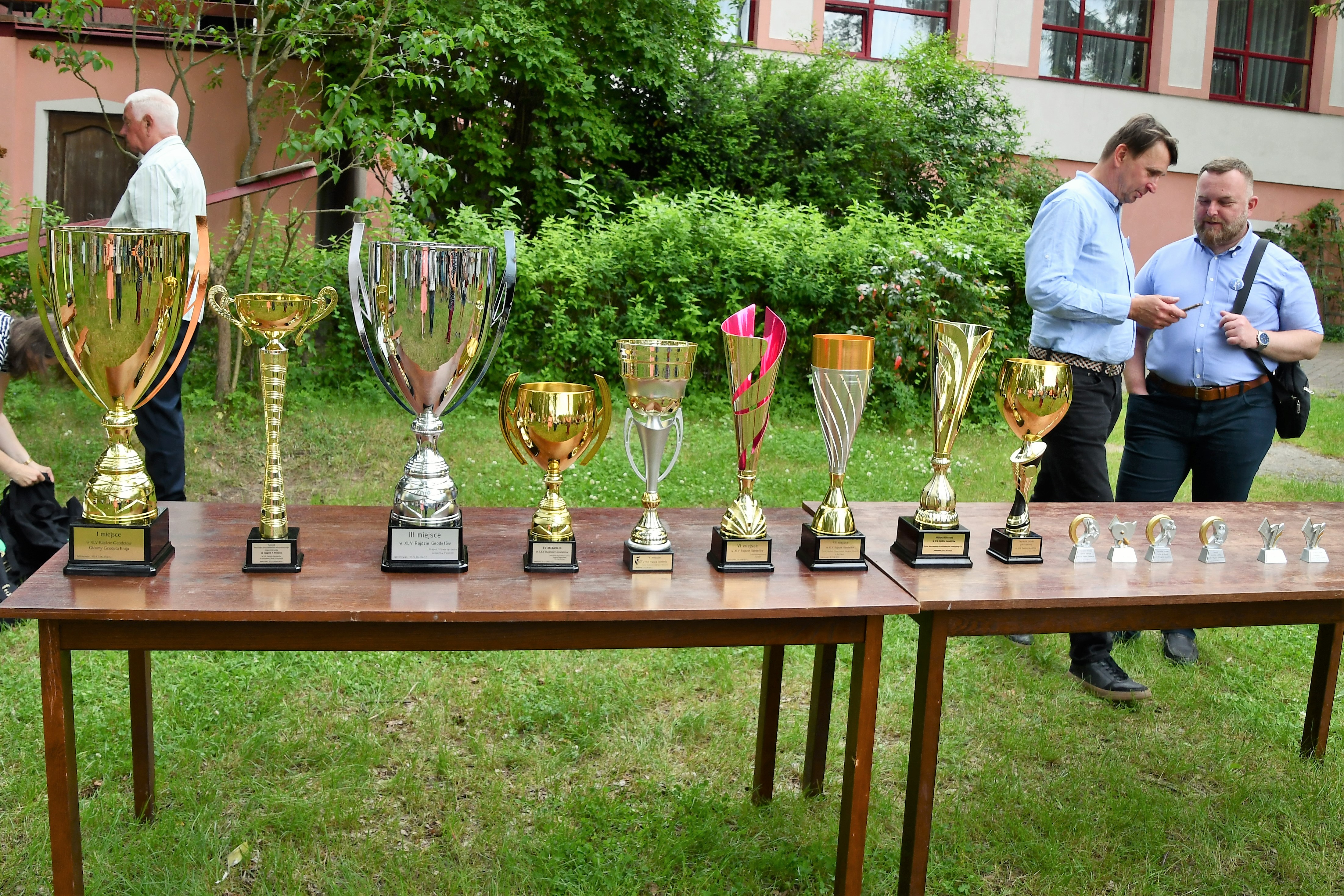 Puchary - nagrody dla zwycięzców XLV Rajdu Geodetów