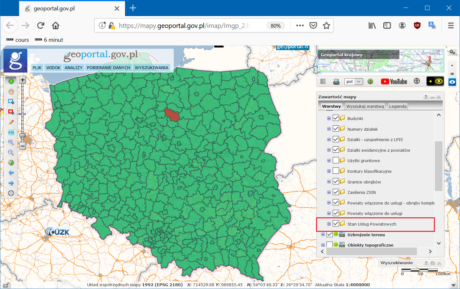 Ilustracja przedstawia zrzut ekranu ze strony geoportal.gov.pl, na którym znajduje się mapa Polski z podziałem na powiaty. Powiat brodnicki oznaczony jest kolorem czerwonym, pozostałe zaś na zielono.