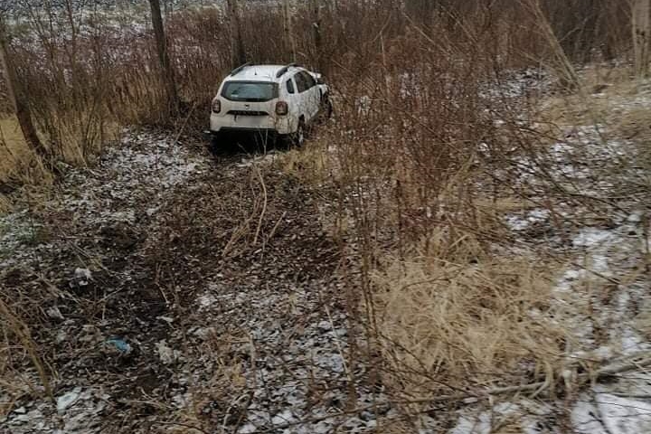 Podczas prowadzenia działań na przejeździe kolejowym, na zakręcie drogi przed przejazdem, doszło do wpadnięcia w poślizg pojazdu osobowego i zjechania na pobocze a następnie uderzenia czołowego w drzewo. 