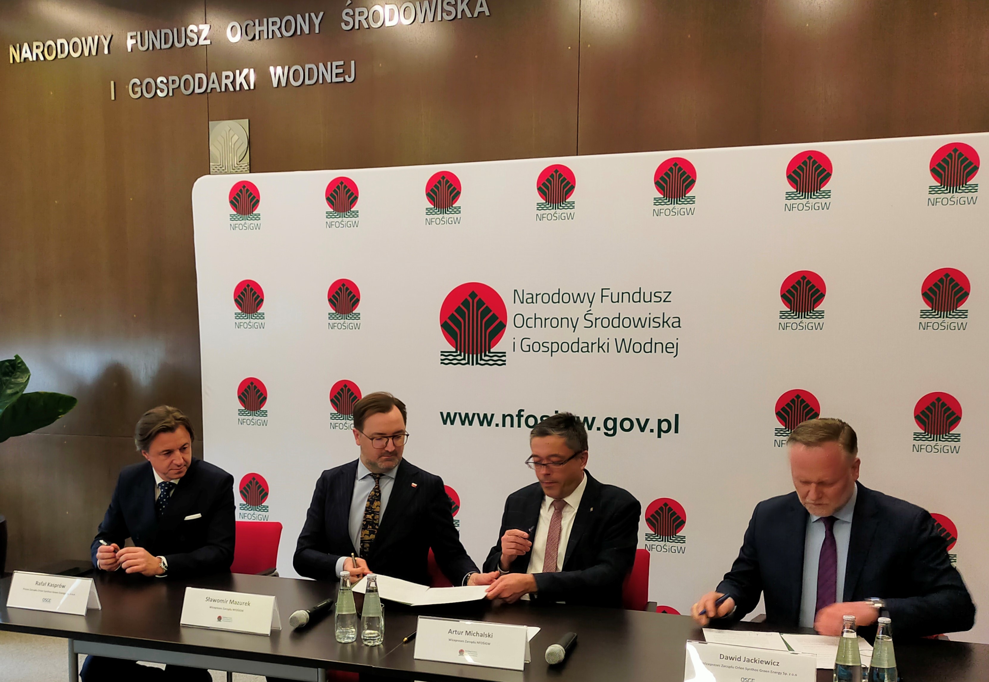 Prezesi NFOŚiGW Artur Michalski i Sławomir Mazurek podczas uroczystości podpisania umowy z Orlen Synthos Green Energy w siedzibie Funduszu
