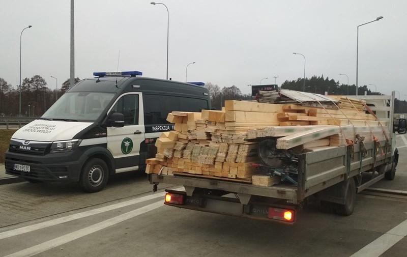 Samochód dostawczy z deskami na wadze ITD.