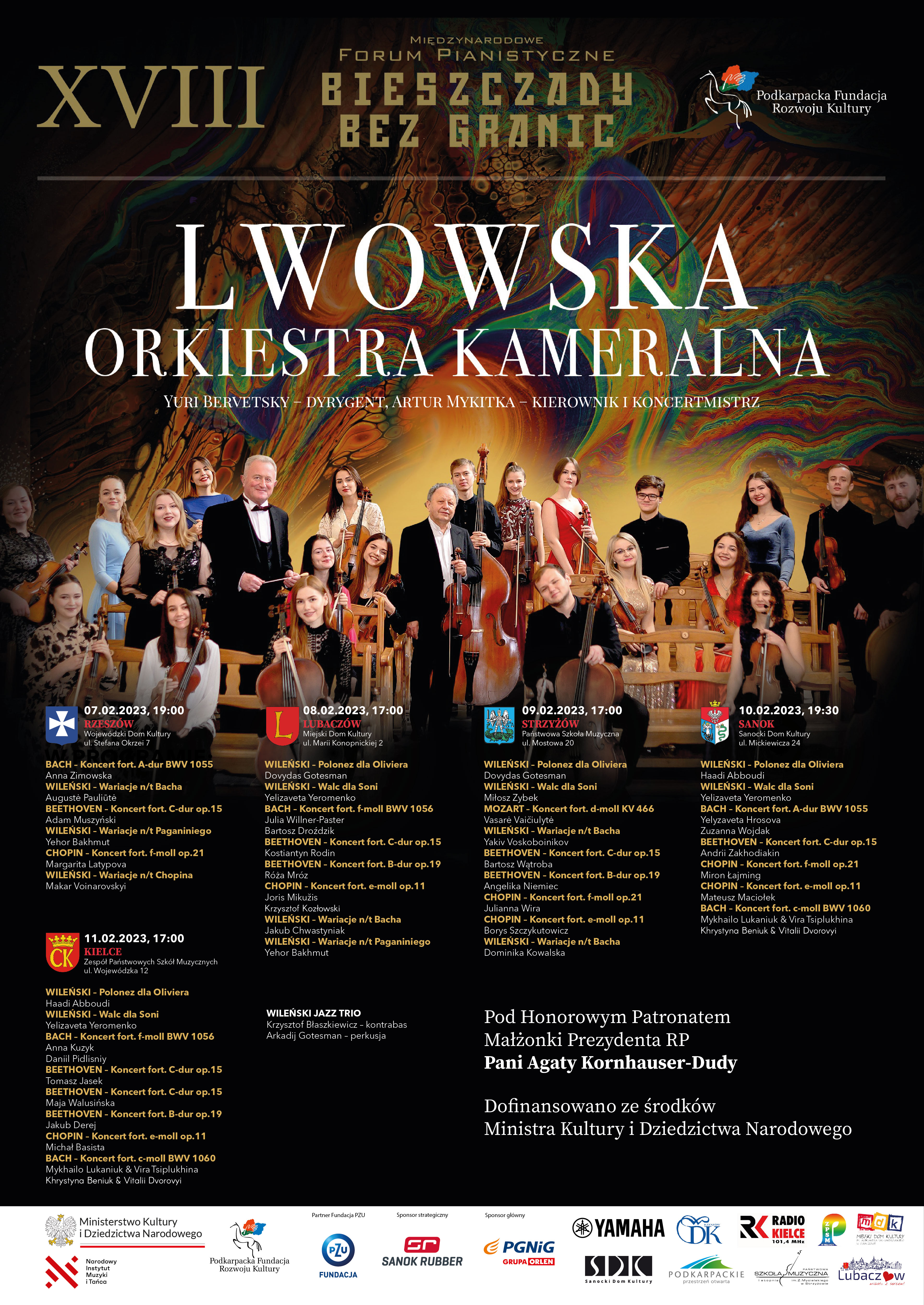 Plakat przedstawia zdjęcie członków Lwowskiej Orkiestry Kameralnej umieszczone w centralnym punkcie. Na jego tle duży napis, wielkimi literami "LWOWSKA ORKIESTRA KAMERALNA", niżej wymienieni kierownicy orkiestry. Na górze plakatu ciemno żółty napis "XVIII FORUM PIANISTYCZNE BIESZCZADY BEZ GRANIC" oraz logo Podkarpackiej Fundacji Rozwoju Kultury. Centralne zdjęcie płynnie przechodzi w czarne tło w kierunku dołu plakatu. Na czarnym tle wypisane są miasta oraz programy koncertów w postaci bloków tekstu. W prawym dolnym rogu informacja o patronacie honorowym oraz dofinansowaniu. Na dole plakatu biały pasek z umieszczonymi logotypami sponsorów i partnerów wydarzenia.