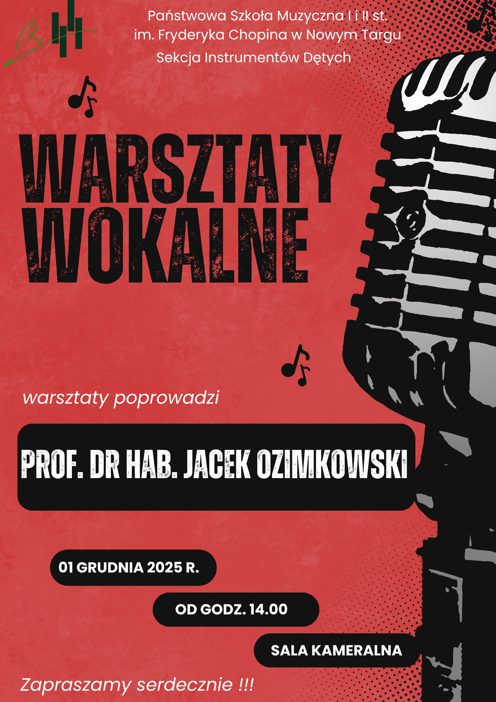 Plakat utrzymany jest w czerwono-czarnej kolorystyce, z wyraźnym, nieco surowym, rockowym stylem graficznym. Tło jest czerwone, lekko teksturowane, a po prawej stronie widnieje duży, czarno-biały rysunek starego mikrofonu scenicznego w stylu retro. W kilku miejscach pojawiają się małe ikonki nut. Na górze znajduje się nazwa organizatora: „Państwowa Szkoła Muzyczna I i II st. im. Fryderyka Chopina w Nowym Targu – Sekcja Instrumentów Dętych”. W centralnej części, dużymi czarnymi literami, umieszczono napis: „WARSZTATY WOKALNE”. Niżej widnieje informacja: „Warsztaty poprowadzi Prof. dr hab. Jacek Ozimkowski” – tekst zapisano białymi literami na czarnym prostokątnym tle. W dolnej części plakatu znajdują się trzy czarne, zaokrąglone etykiety z białym tekstem: „01 grudnia 2025 r.” „Od godz. 14.00” „Sala kameralna” Na samym dole napisano: „Zapraszamy serdecznie!!!”. Całość sprawia wrażenie profesjonalnego, dynamicznego plakatu zachęcającego do udziału w warsztatach wokalnych.