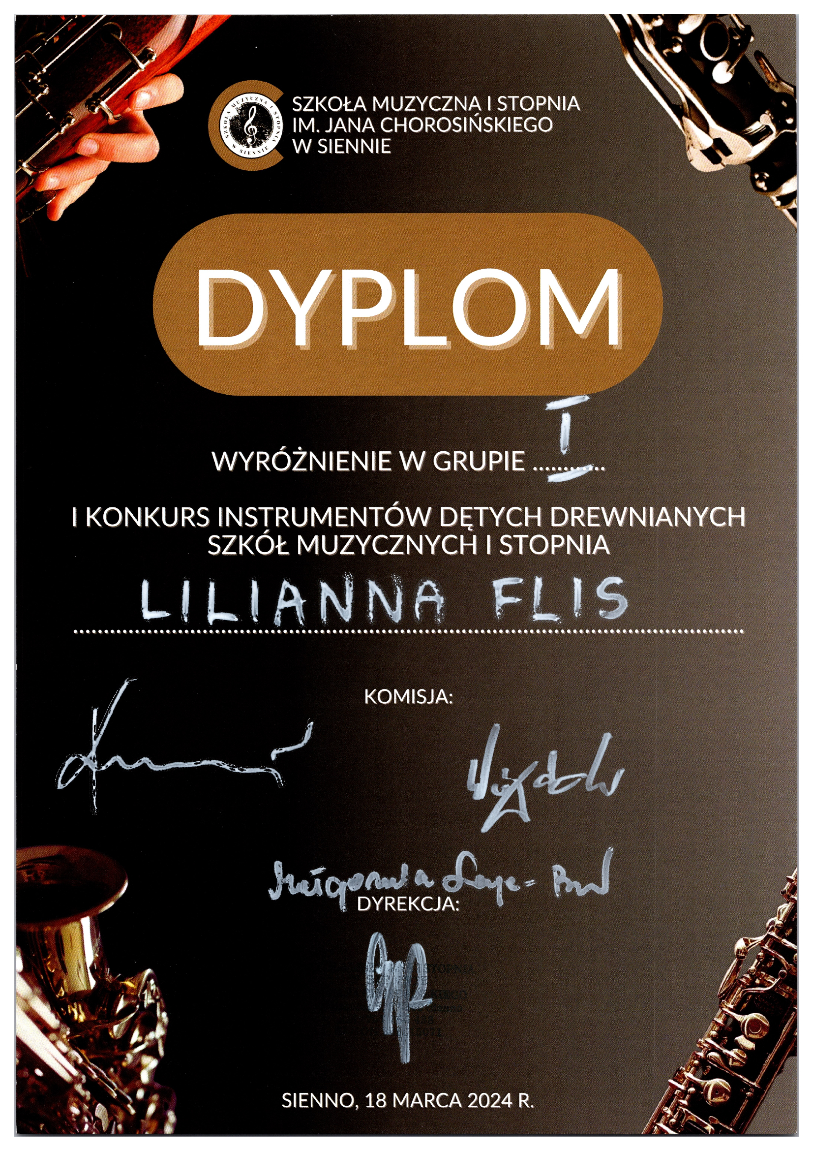 Na czarnym tle w rogach umieszczone fragmenty zdjęć instrumentów dętych drewnianych" fagot, klarnet, saksofon i obój. Na środku u góry logo szkoły i napis Szkoła Muzyczna I stopnia in. Jana Chorosińskiego w Siennie. Poniżej na jasnobrązowym tle napis Dyplom. Pod spodem biały napis wyróżnienie w grupie I. I konkurs instrumentów dętych drewnianych szkół muzycznych I stopnia Ignacy Flis. Poniżej napis komisja i podpisy komisji, poniżej napis dyrekcja i podpis. Na dole napis Sienno, 18 marca 2024 r.
