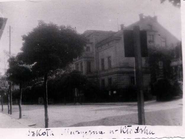 Czarno-biały skan zdjęcia, które przedstawia dawny budynek szkoły muzycznej przy ul. Aliantów 4 ( obecnie ul. Bohaterów getta ) Na samym dole jest podpis zdjęcia " Szkoła Muzyczna w Kłodzku "