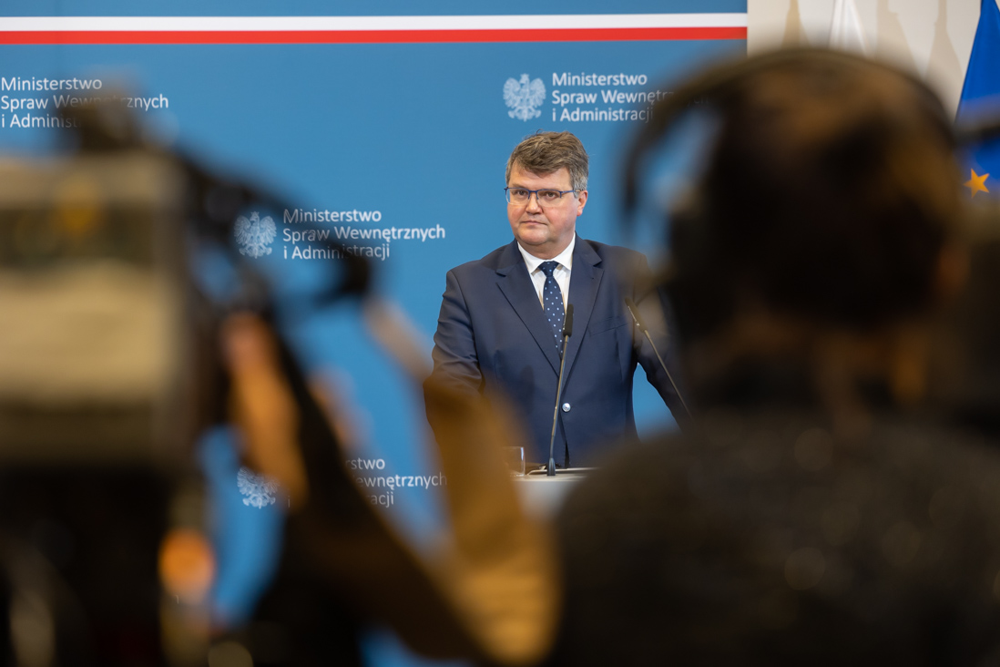 Wiceminister Maciej Wąsik w trakcie konferencji prasowej