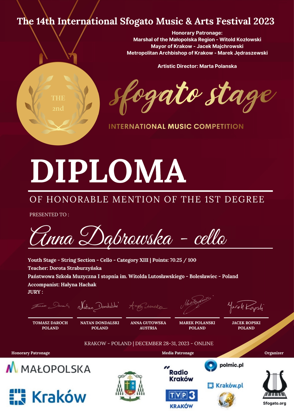 Grafika w odcieniach koloru bordowego przedstawiająca dyplom w języku angielskim dla Anny Dąbrowskiej za otrzymanie wyróżnienia 1. stopnia w II Międzynarodowym Konkursie Muzycznym "Sfogato Stage" w Krakowie (edycja online).