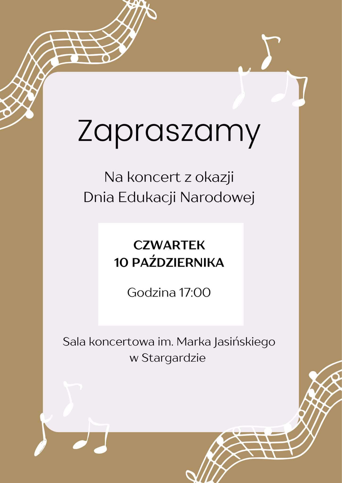 Plakat informacyjny o koncercie z okazji dnia Edukacji Narodowej w dniu 10 października 2024 o godzinie 17.00. Tło plakatu jest jasnobrązowo-wrzosowe, a jego górna i dolna część ozdabiają białe pięciolinie z nutami.
