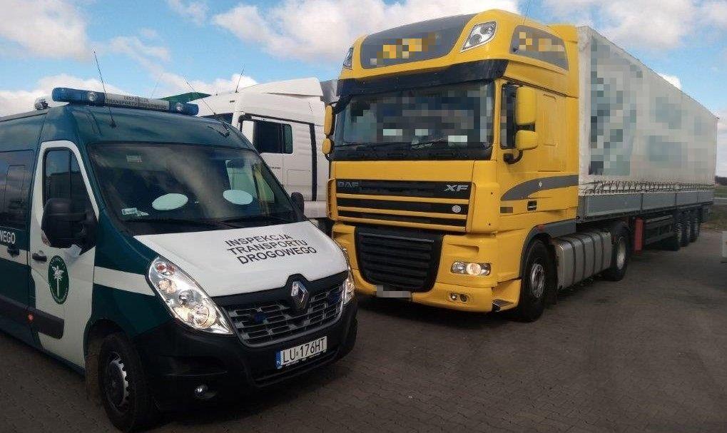 Radiowóz lubelskiej ITD i zatrzymana do kontroli ciężarówka.