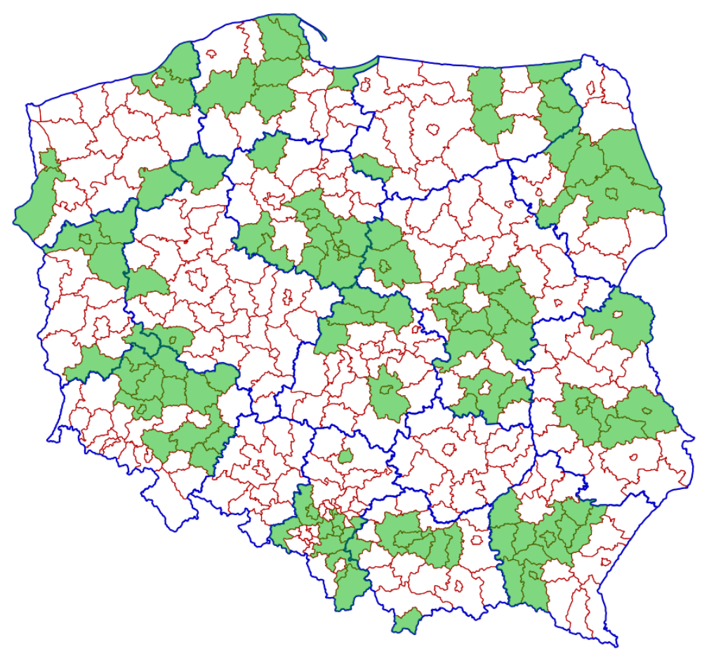 Ilustracja przedstawiająca mapę polski zawierającą granice administracyjne województw i powiatów. Kolorem zielonym zostały zaznaczone powiaty, które uruchomiły odbieranie zawiadomień elektronicznych o zmianach w Księgach Wieczystych.