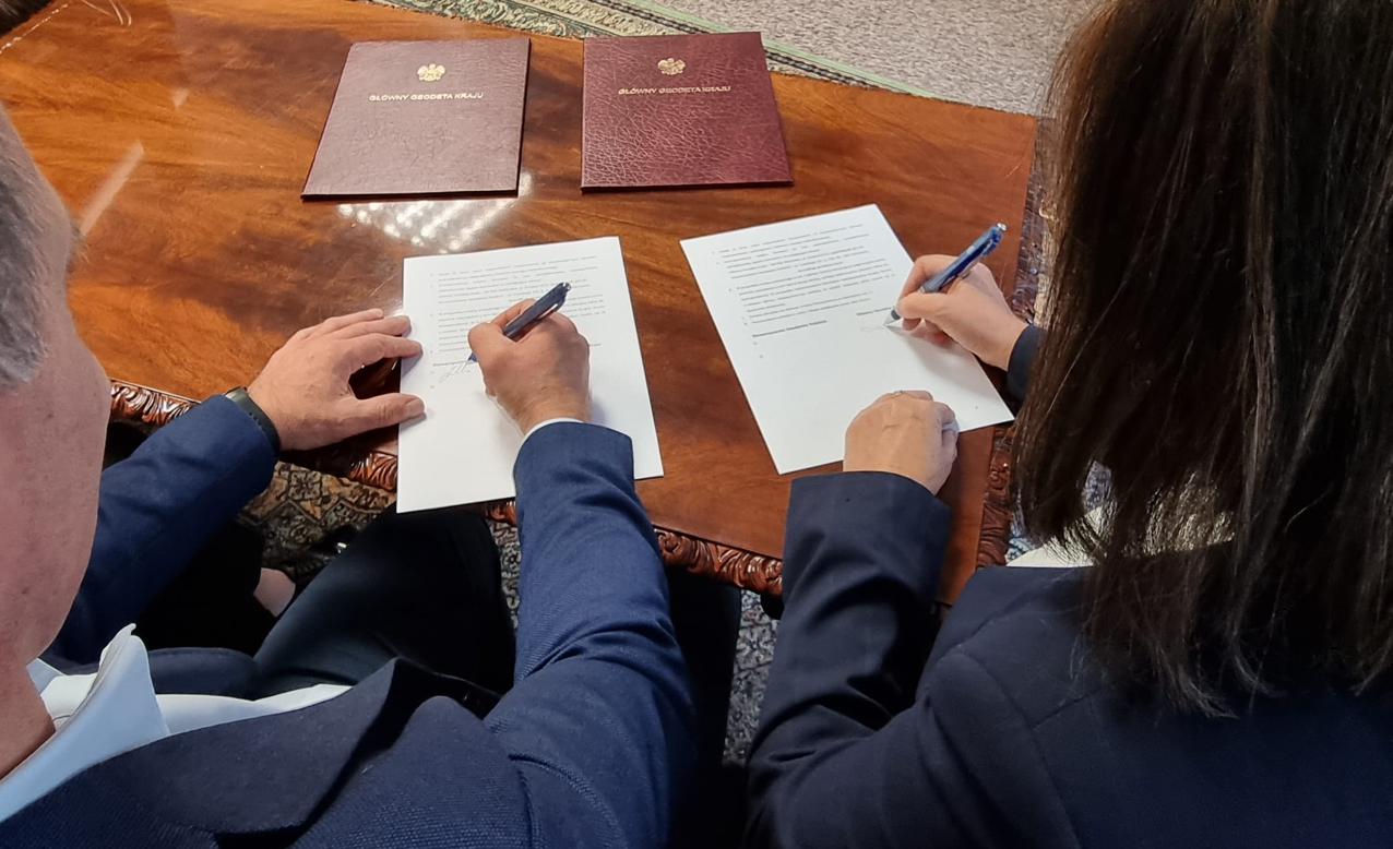 Główny Geodeta Kraju Alicja Kulka podpisuje porozumienie ze Stowarzyszeniem Geodetów Polskich reprezentowanym przez Prezesa SGP dr. hab. inż. Janusza Walo, prof. PW 
