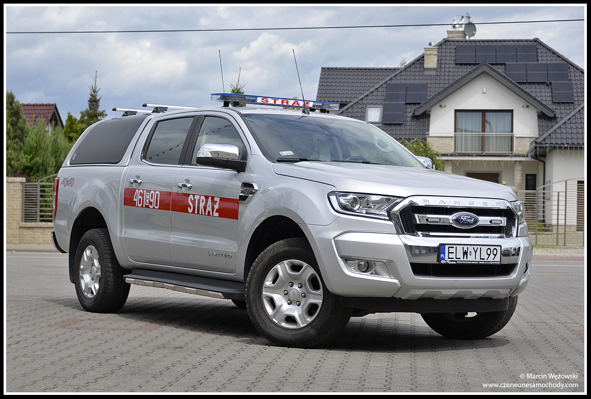 Zdjęcie przedstawia samochód pożarniczy operacyjny na podwoziu Toyota Corolla