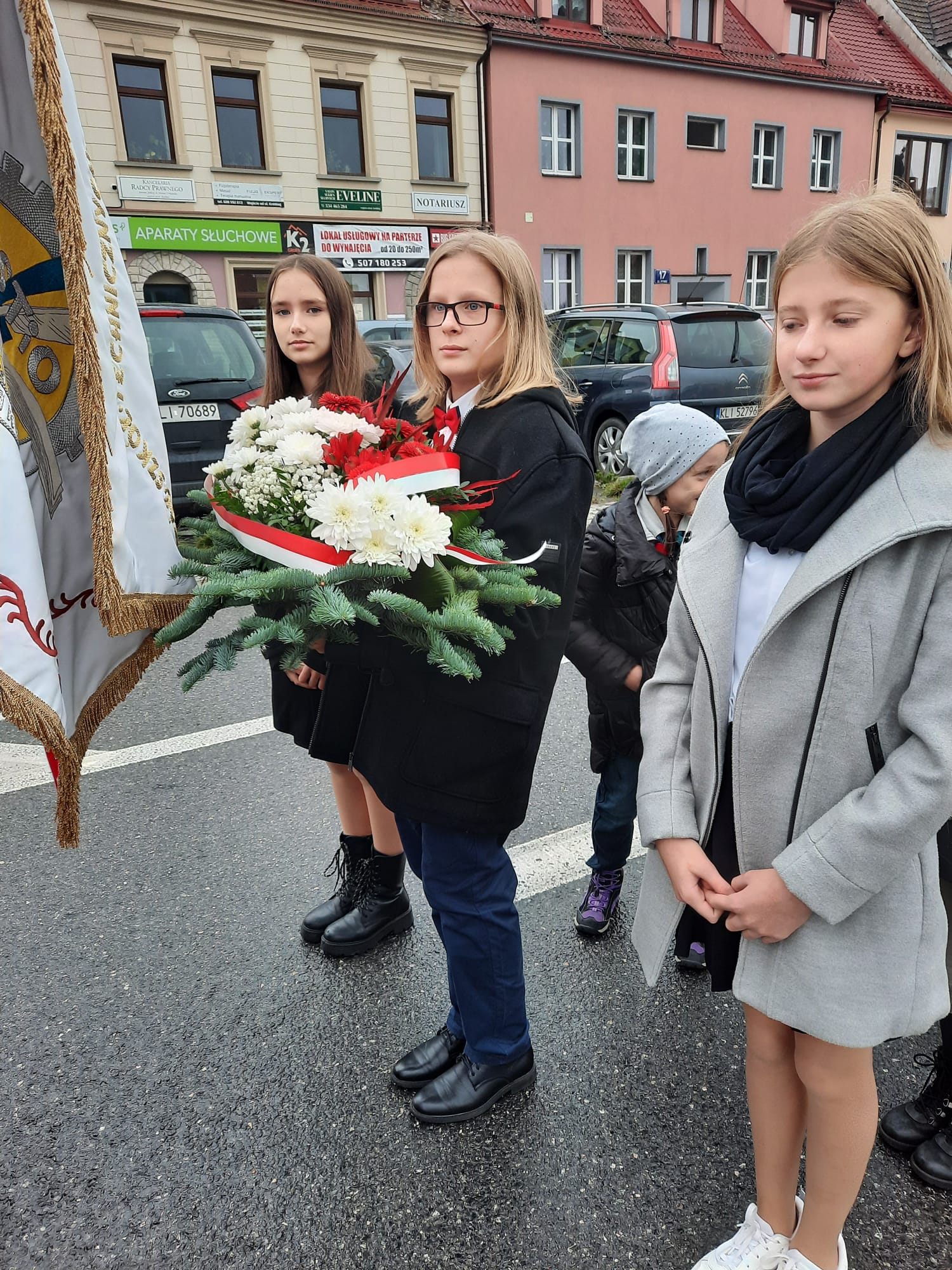 Zdjęcie przedstawiające delegacje uczniów PSM w Limanowej podczas Święta niepodległości.