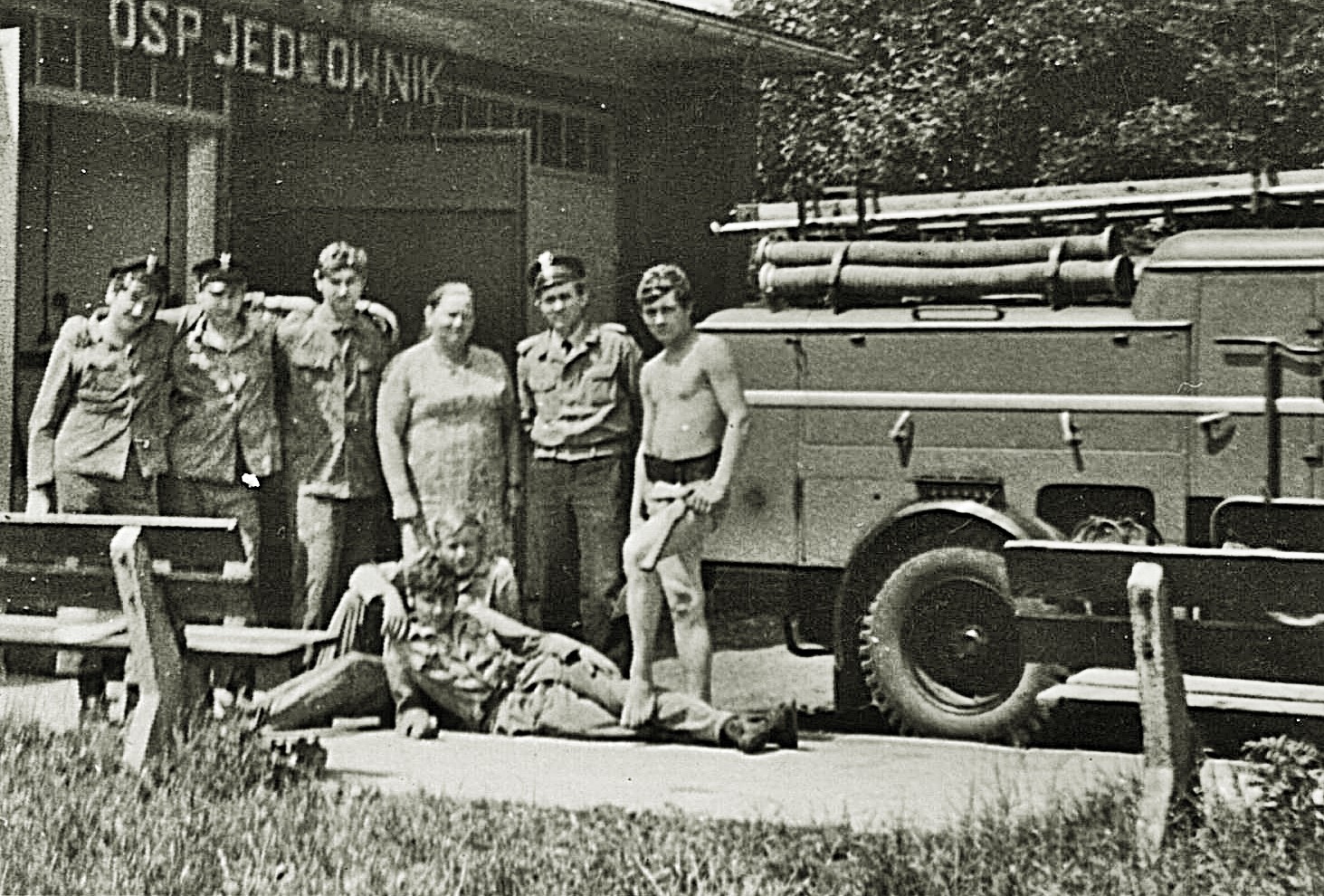 Na historycznym zdjęciu załoga straży pożarnej przy tymczasowej siedzibie Zawodowej Straży Pożarnej.