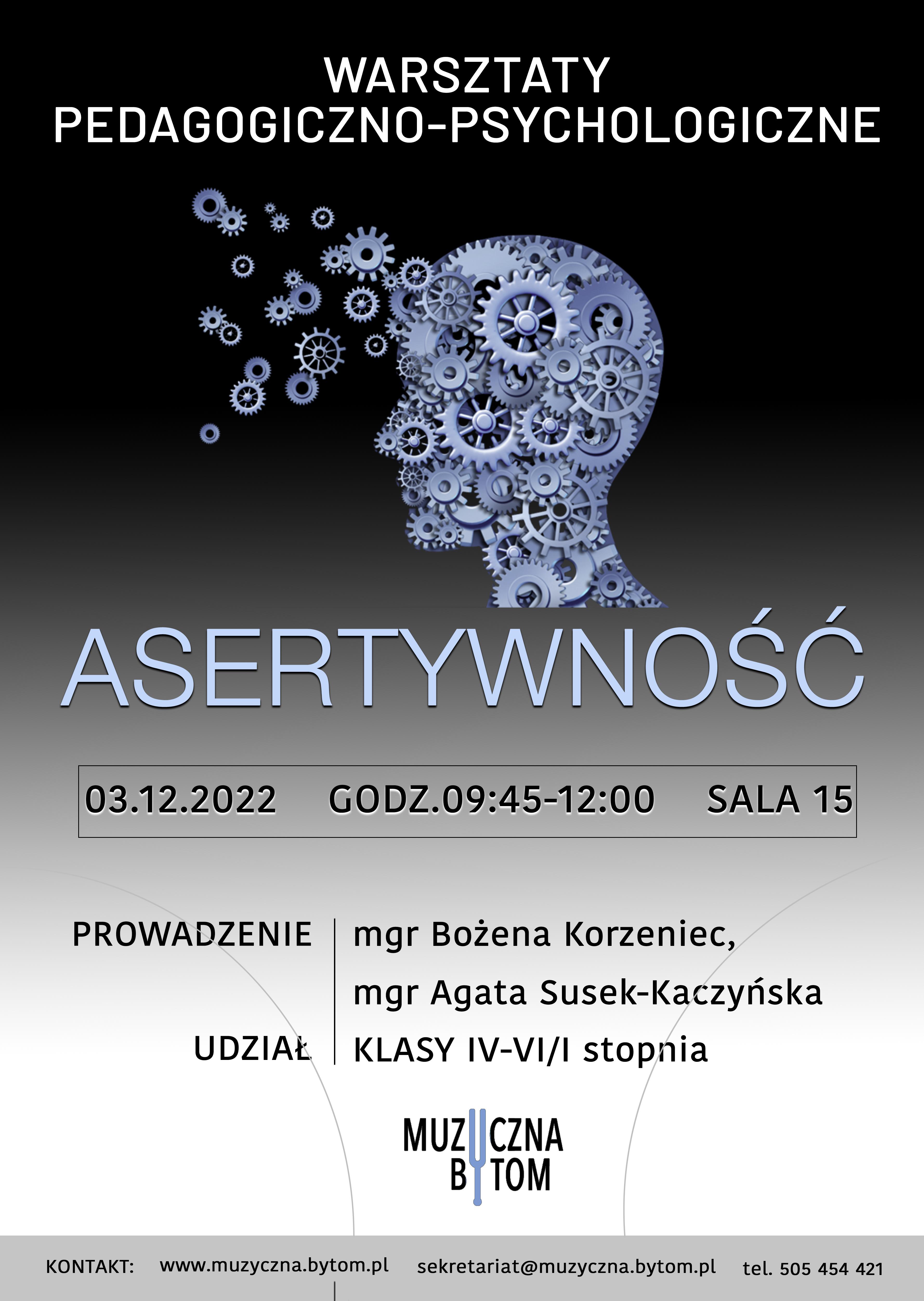 Plakat w kolorze czarnym (góra) przechodzący płynnie w jasno szary. Na górze opis wydarzenia, w części środkowej duży napis asertywność, u dołu teks opisujący kto prowadzi wykład, które klasy biorą w nim udział oraz miejsce wydarzenia. W centralnej części plakatu rysunek przedstawiający profil głowy w wypełnionej trybikami obrazującymi pracę naszego umysłu.