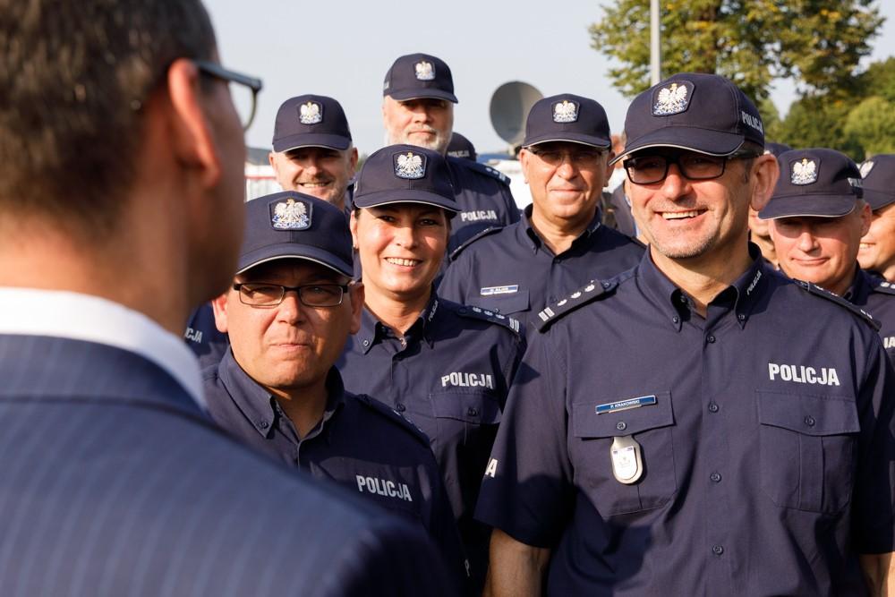 Premier Mateusz Morawiecki i policjanci.
