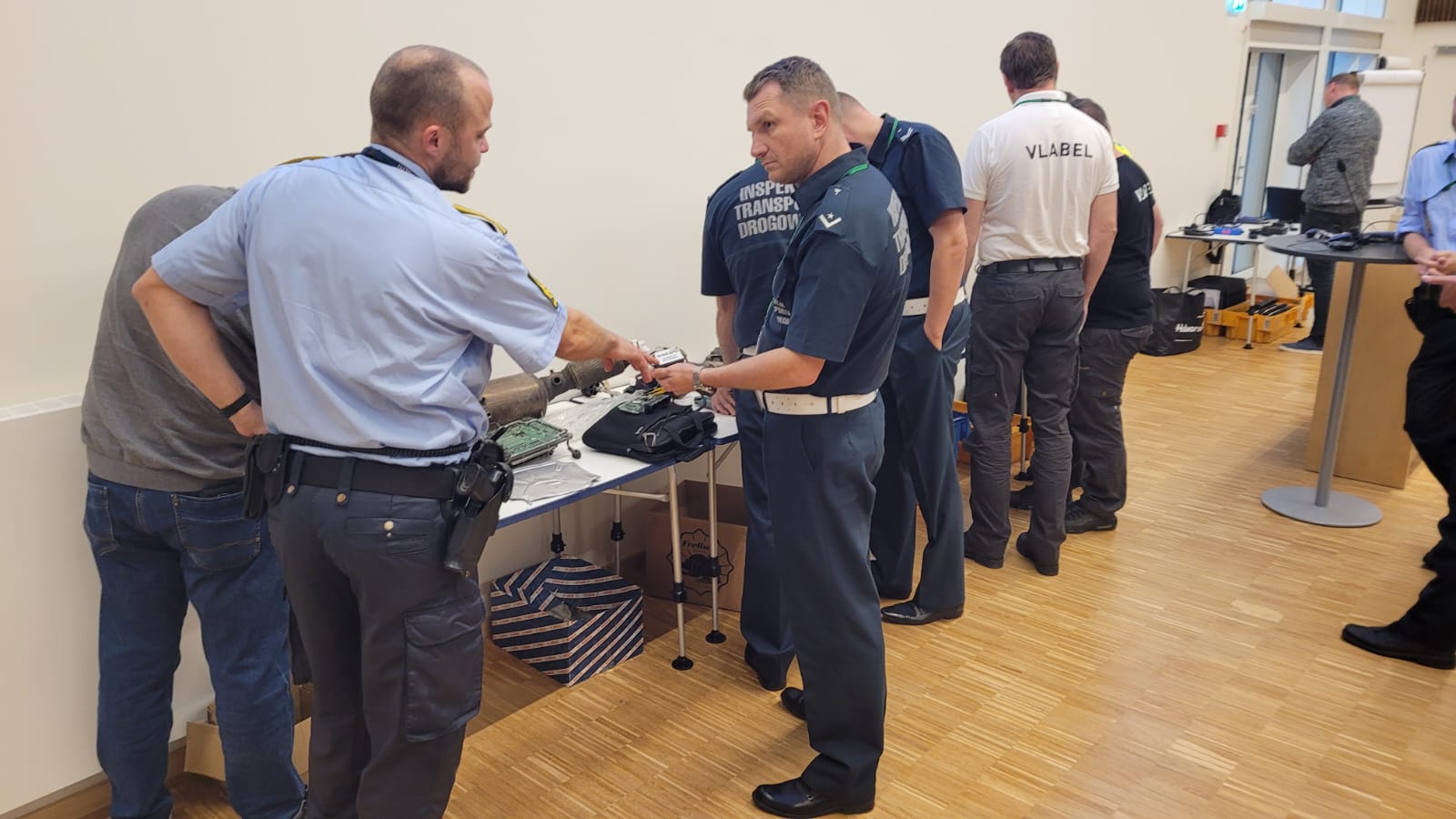Na zdjęciu widoczni przedstawiciele służb kontrolnych , w tym także polscy inspektorzy ITD, podczas warsztatów szkoleniowych