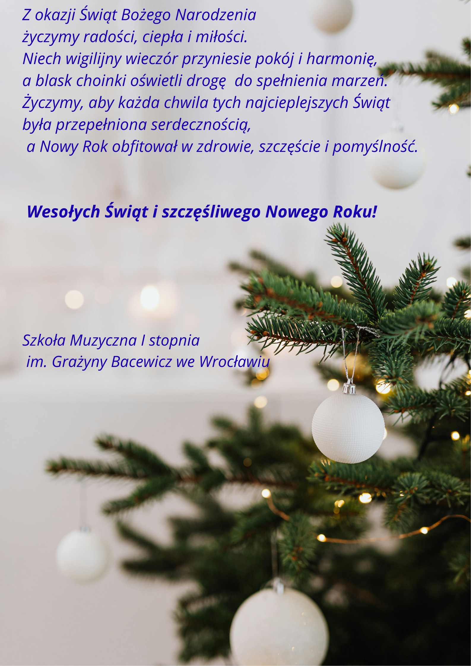 Na tle zielonych gałązek z białym bombkami tekst życzeń świątecznych w kolorze niebieskim.