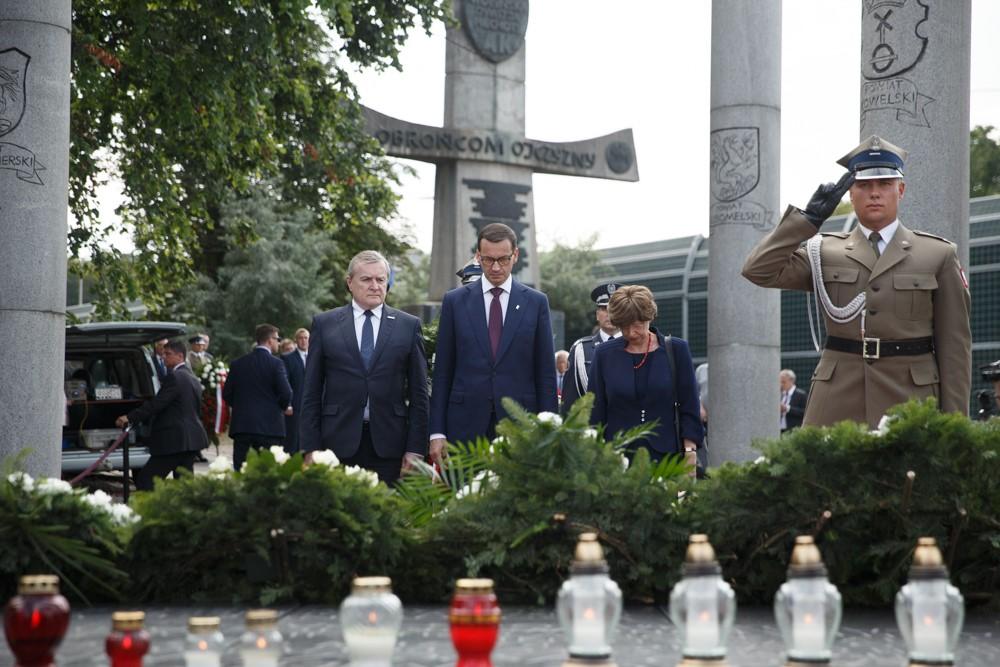 Premier Mateusz Morawiecki składający hołd ofiarom ludobójstwa.