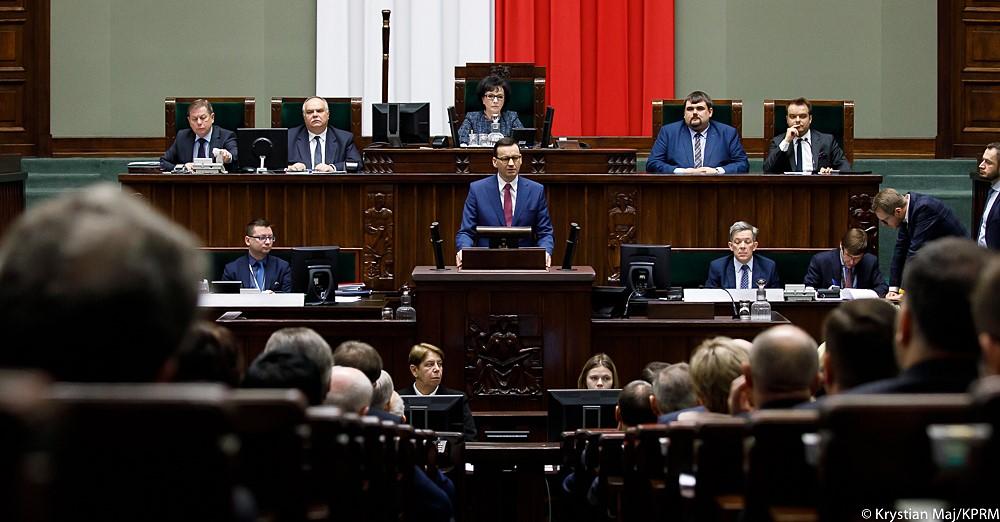 Widok na premiera zza ław sejmowych.