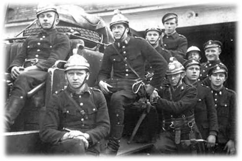 Strażacy byłej LHD w szeregach MZSP, od lewej w górnym rzędzie: Piszczek, Niemczykiewicz, Wicher, Sochacki w dolnym rzędzie: Chajdecki, Kwieciński, NN, Wacław /maj 1945 r./ 