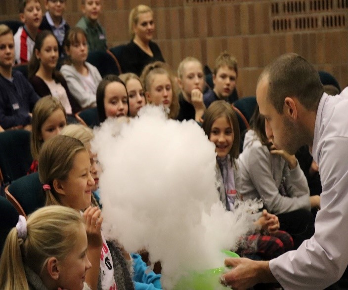 ajęcia z przedmiotów matematyczno-przyrodniczych z wykorzystaniem wirtualnej rzeczywistości, metod laboratoryjnych i eksperymentów