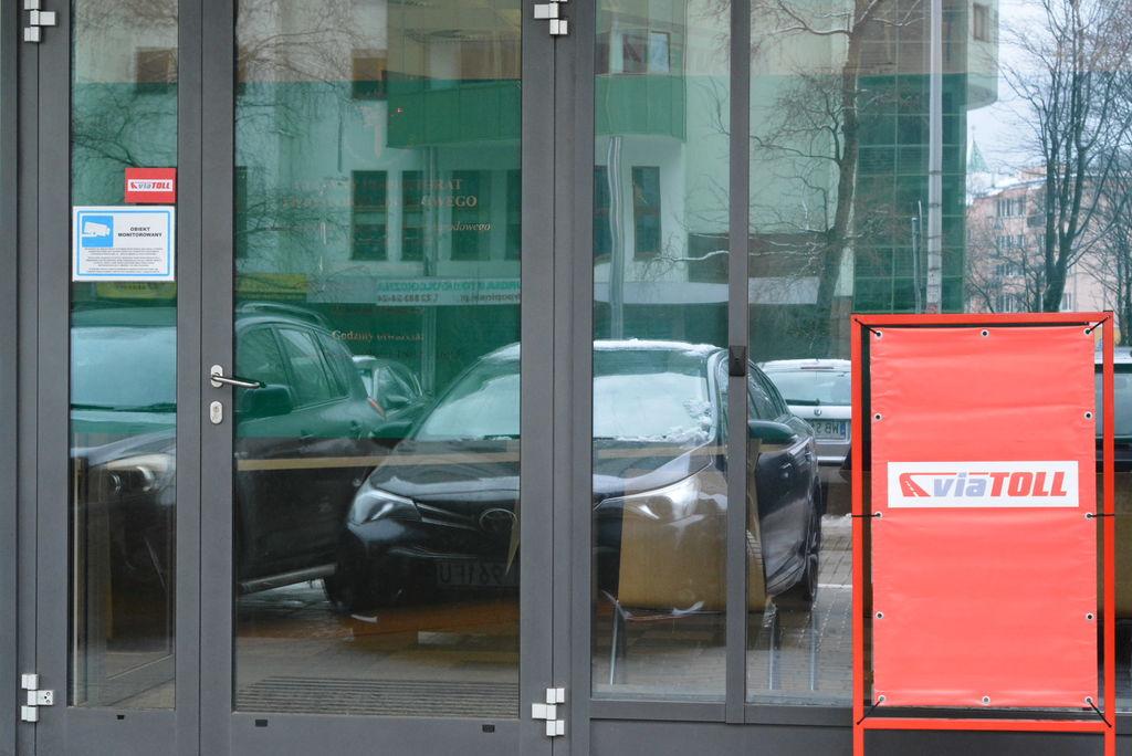 Wejście do sali obsługi klienta i baner viaTOLL
