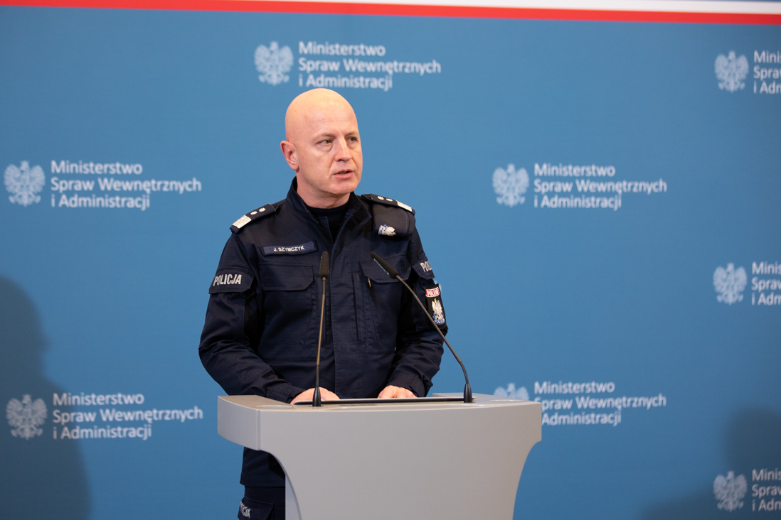 Zdjęcia przedstawia przemawiającego komendanta głównego Policji Jarosława Szymczyka.